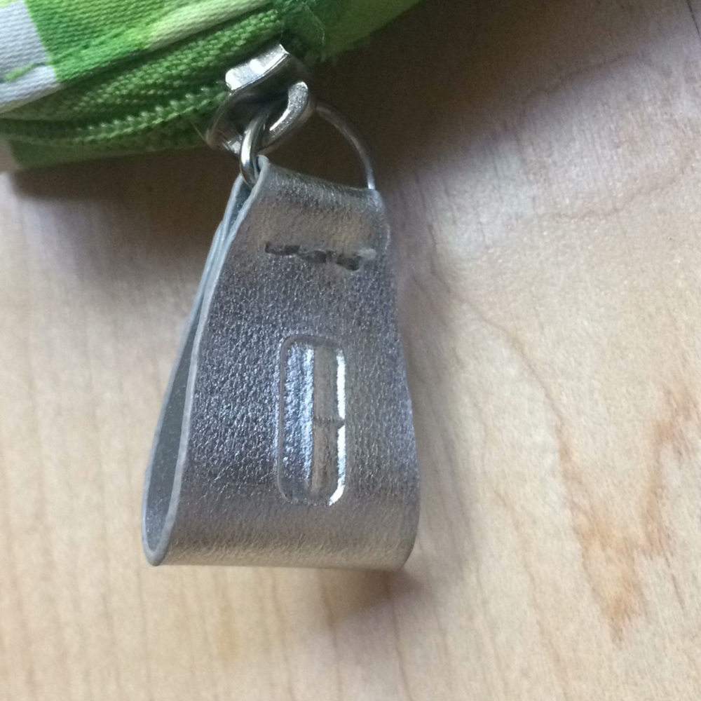 Clinique Small Pouch - Picture 6 of 8
